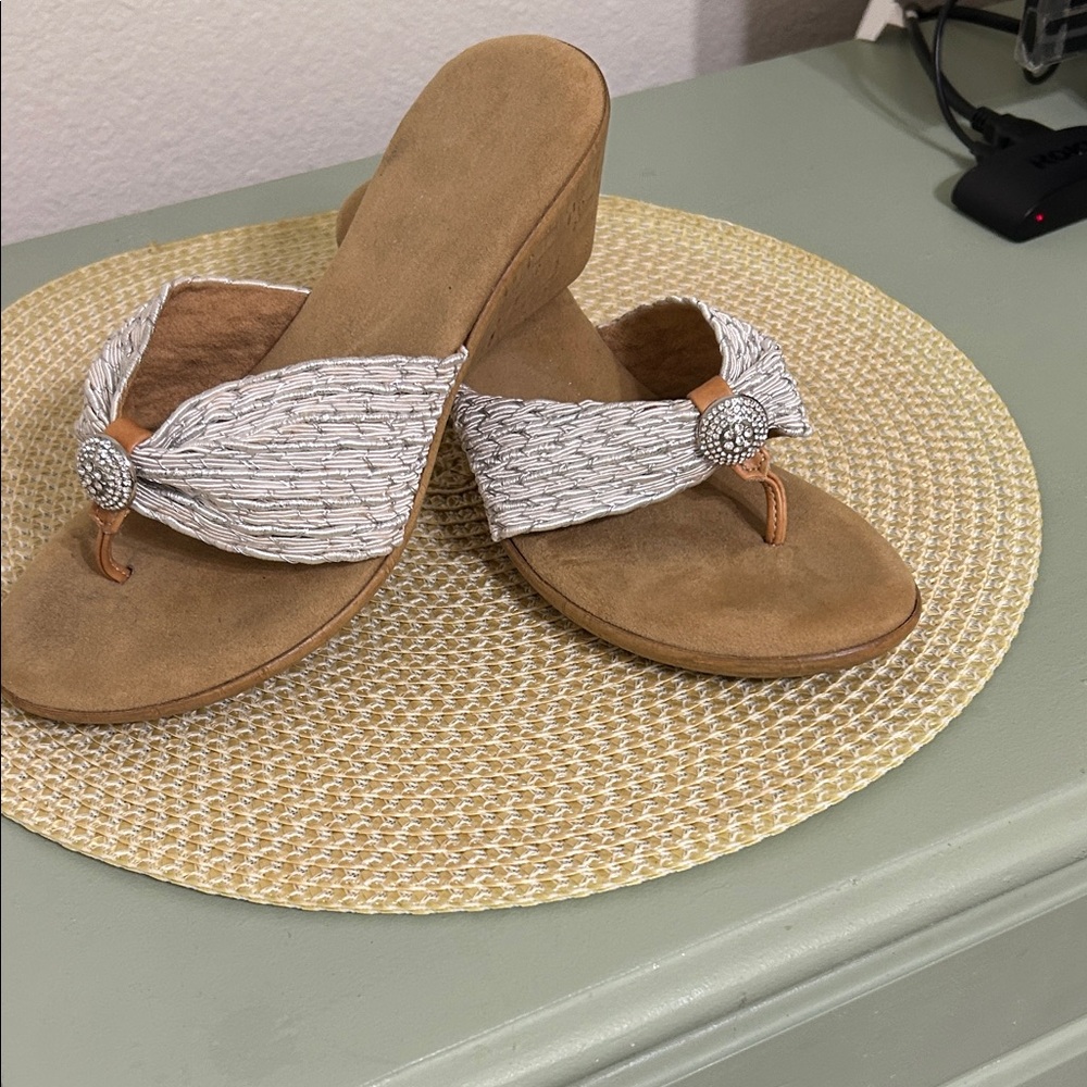 Semi dressy cute wedge Sandles.
Made in Italy